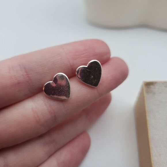Sterling silver heart stud earrings for pierced‎ ears - Picture 1 of 3